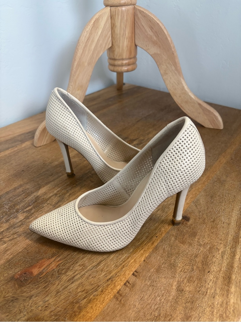 Guess Classic Pointed Toe Perforated Pumps in Cream